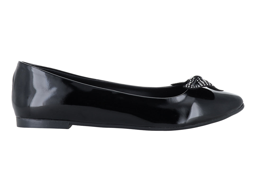 Zapato plano negro brillante con detalle de moño decorativo en la punta.