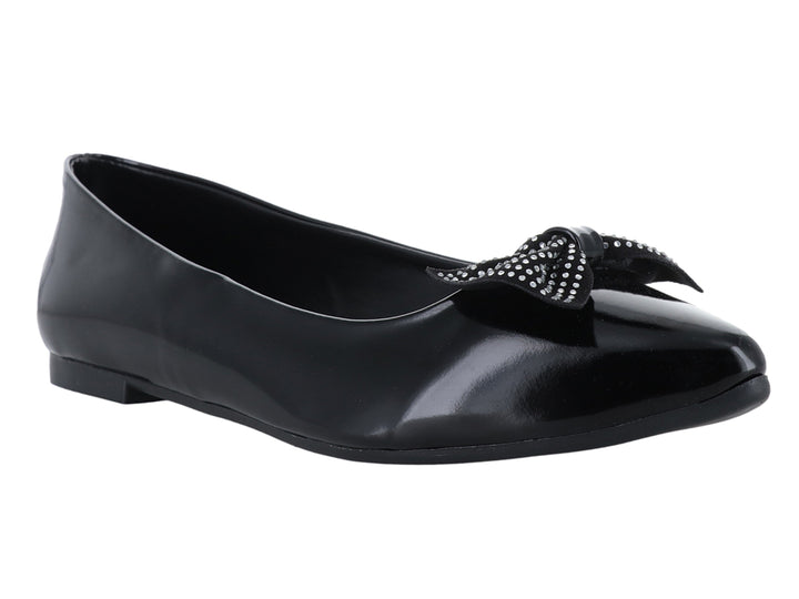 Zapato plano negro brillante con detalle de moño decorativo en la punta.