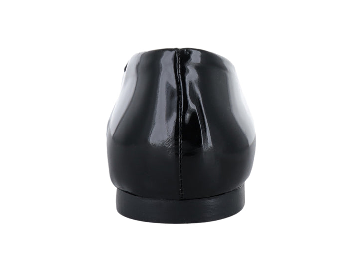 Zapato plano negro brillante con detalle de moño decorativo en la punta.