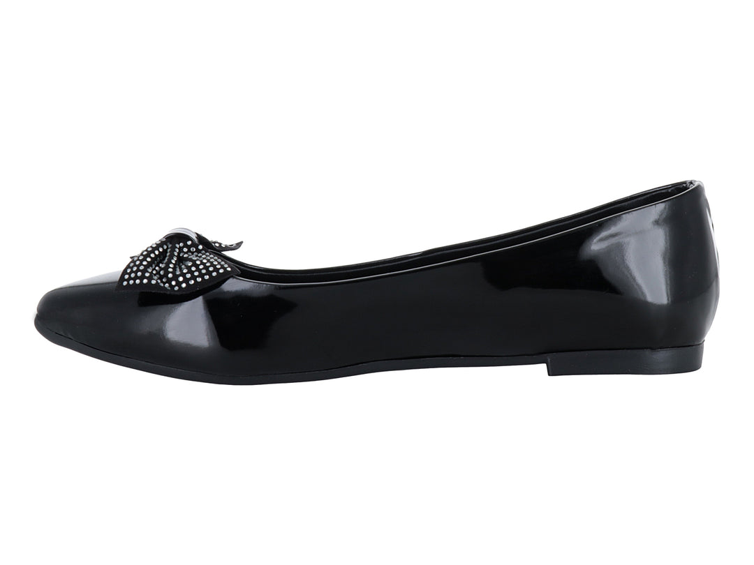 Zapato plano negro brillante con detalle de moño decorativo en la punta.