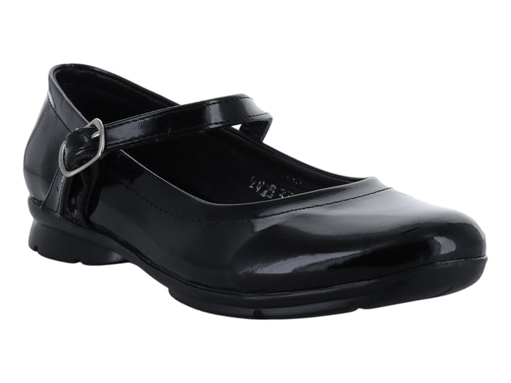 Zapato plano de charol negro con correa y hebilla plateada.