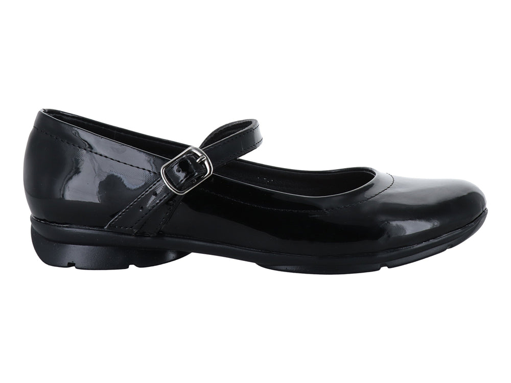 Zapato plano de charol negro con correa y hebilla plateada.