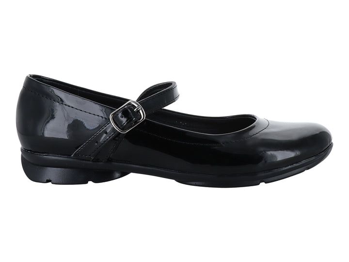 Zapato plano de charol negro con correa y hebilla plateada.