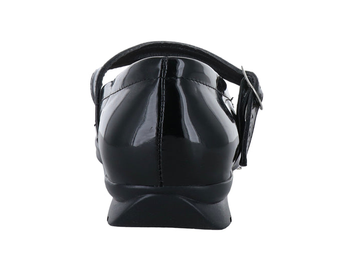 Zapato plano de charol negro con correa y hebilla plateada.