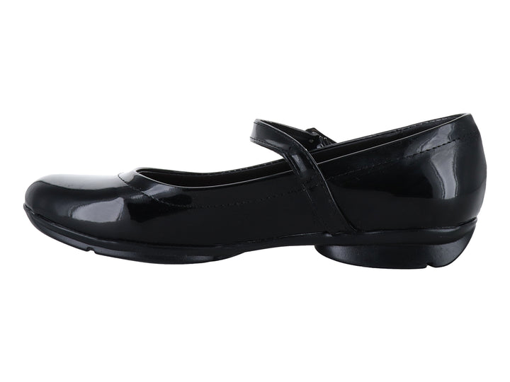 Zapato plano de charol negro con correa y hebilla plateada.