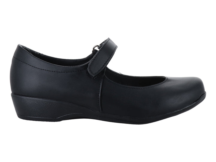 Zapato plano color negro con correa de ajuste en el empeine, estilo escolar para Niña.