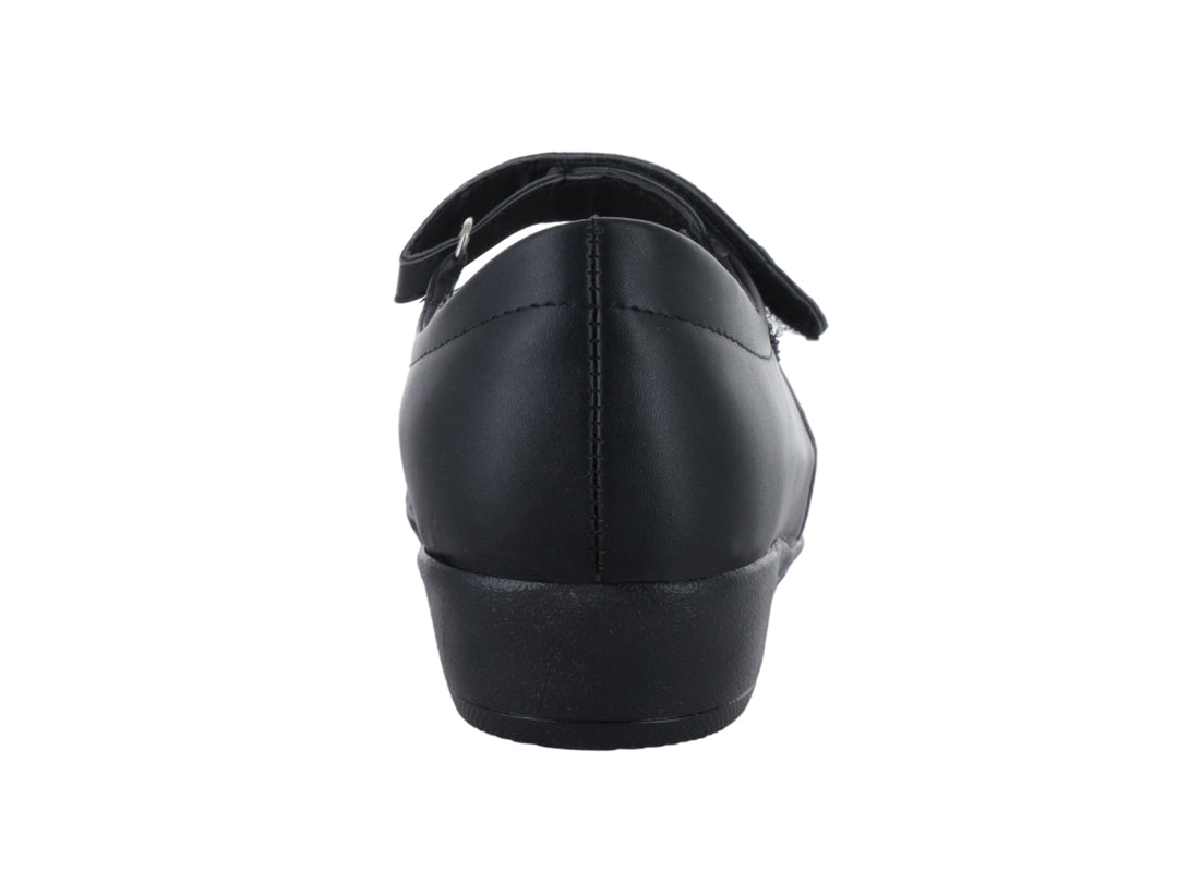 Zapato plano color negro con correa de ajuste en el empeine, estilo escolar para Niña.