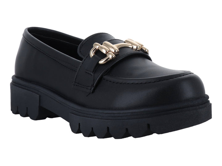 Mocasín negro de plataforma con detalle de cadena dorada en la parte superior.