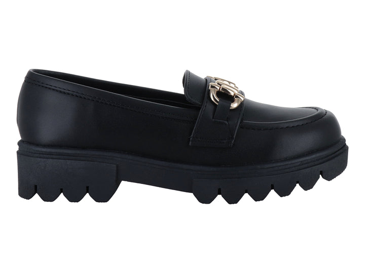 Mocasín negro de plataforma con detalle de cadena dorada en la parte superior.
