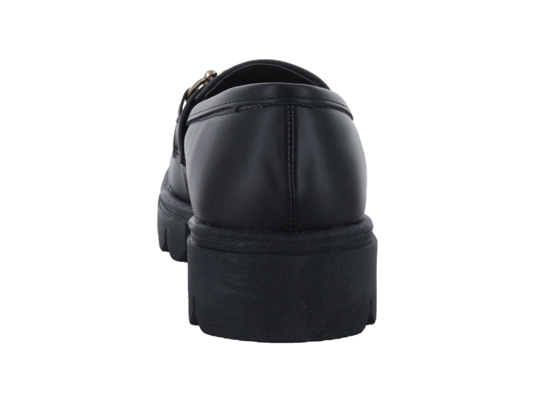 Mocasín negro de plataforma con detalle de cadena dorada en la parte superior.