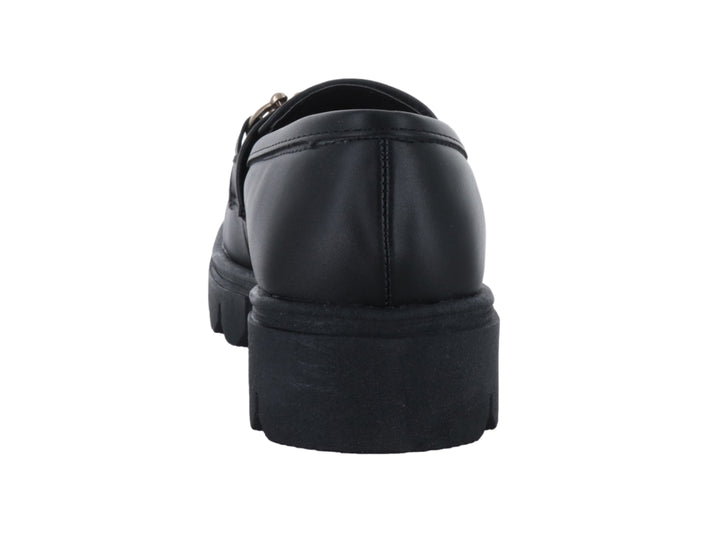 Mocasín negro de plataforma con detalle de cadena dorada en la parte superior.