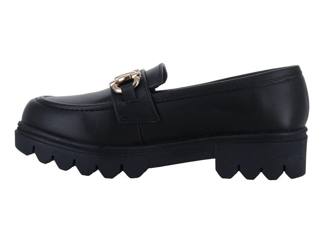 Mocasín negro de plataforma con detalle de cadena dorada en la parte superior.