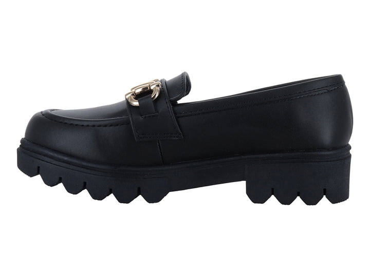 Mocasín negro de plataforma con detalle de cadena dorada en la parte superior.