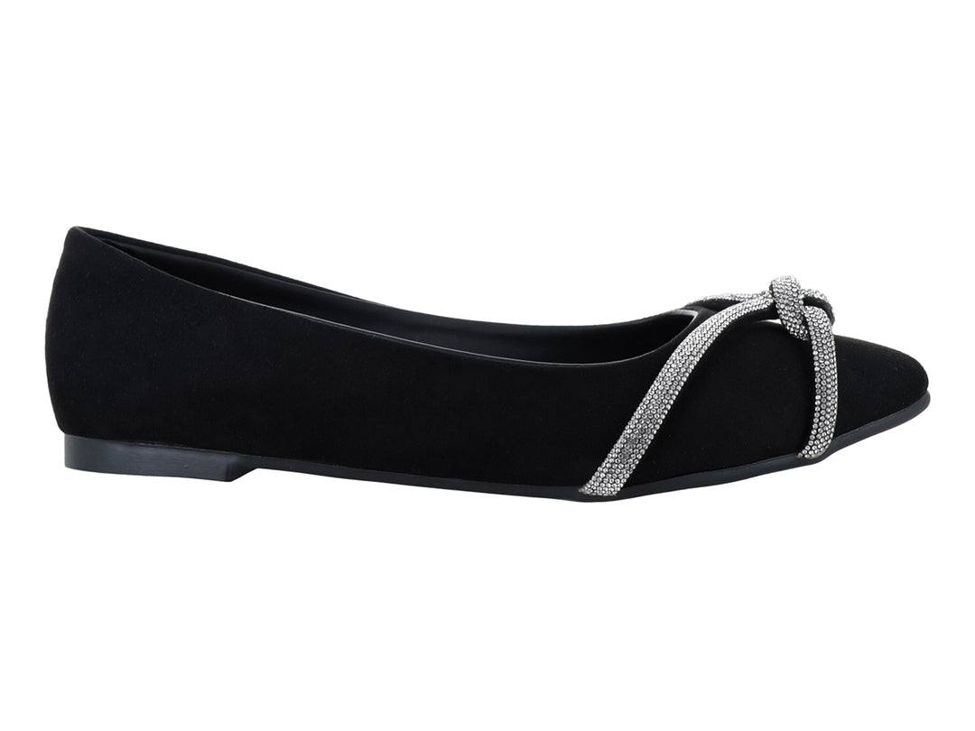 Zapato plano color negro para mujer con detalle de moño decorado con brillantes en la parte frontal.