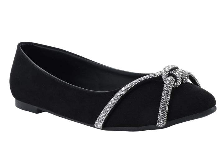 Zapato plano color negro para mujer con detalle de moño decorado con brillantes en la parte frontal.