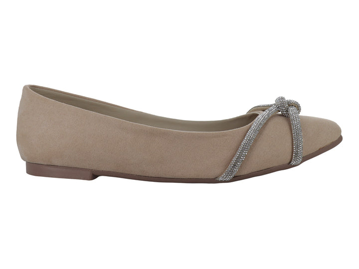 Zapatilla plana color nude para mujer con detalle de moño brillante en color plata sobre el empeine.