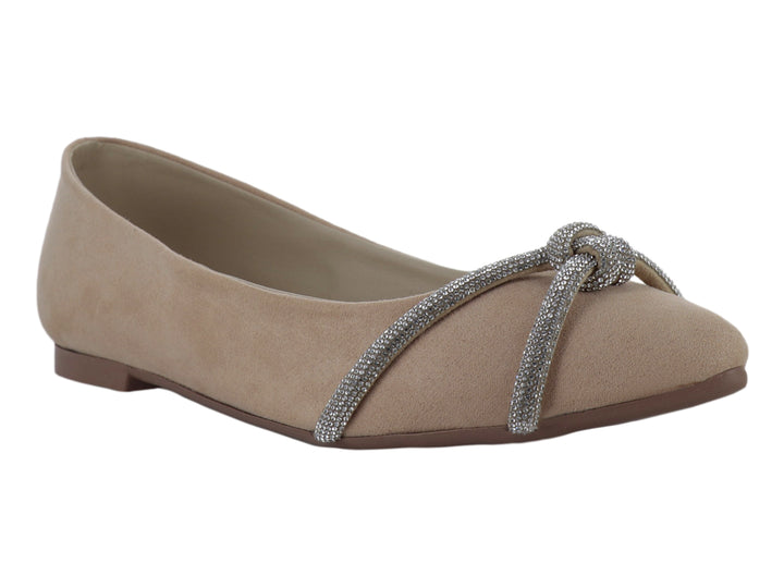 Zapatilla plana color nude para mujer con detalle de moño brillante en color plata sobre el empeine.