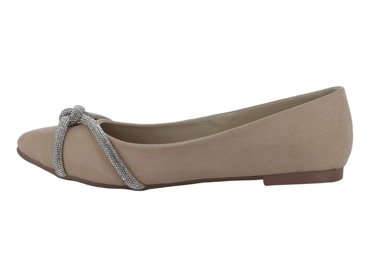 Zapatilla plana color nude para mujer con detalle de moño brillante en color plata sobre el empeine.