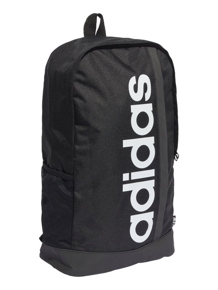 Mochila Adidas color negro con logotipo lineal blanco en el centro y bolsillos laterales de malla.