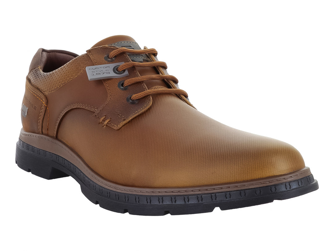 Zapato casual color marrón sepia con cordones y suela negra.