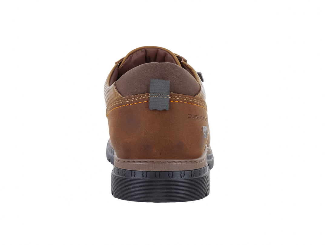 Zapato casual color marrón sepia con cordones y suela negra.