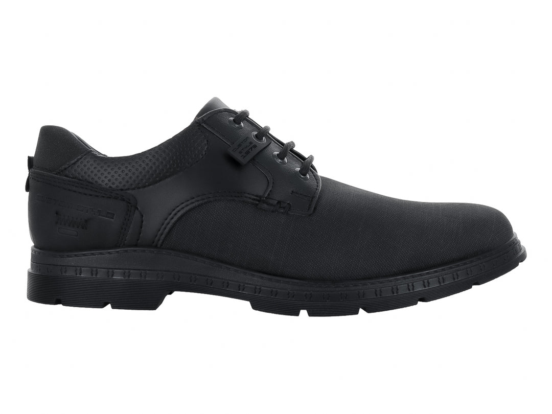 Zapato casual color negro con cordones y suela robusta.