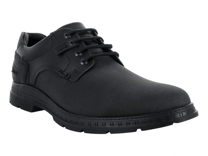 Zapato casual color negro con cordones y suela robusta.