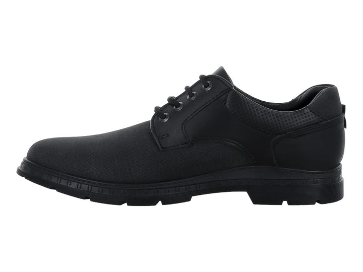 Zapato casual color negro con cordones y suela robusta.