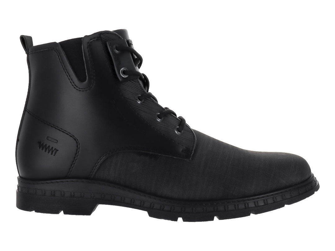 Bota casual para hombre en color negro con detalles de tela y suela resistente.