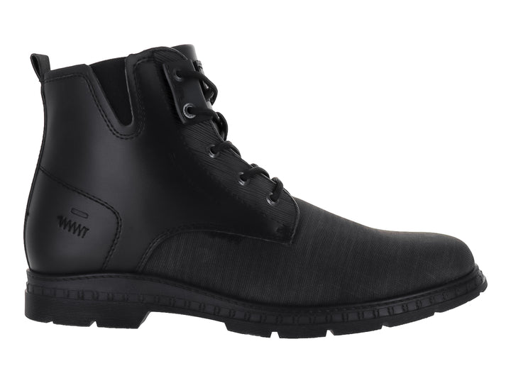 Bota casual para hombre en color negro con detalles de tela y suela resistente.