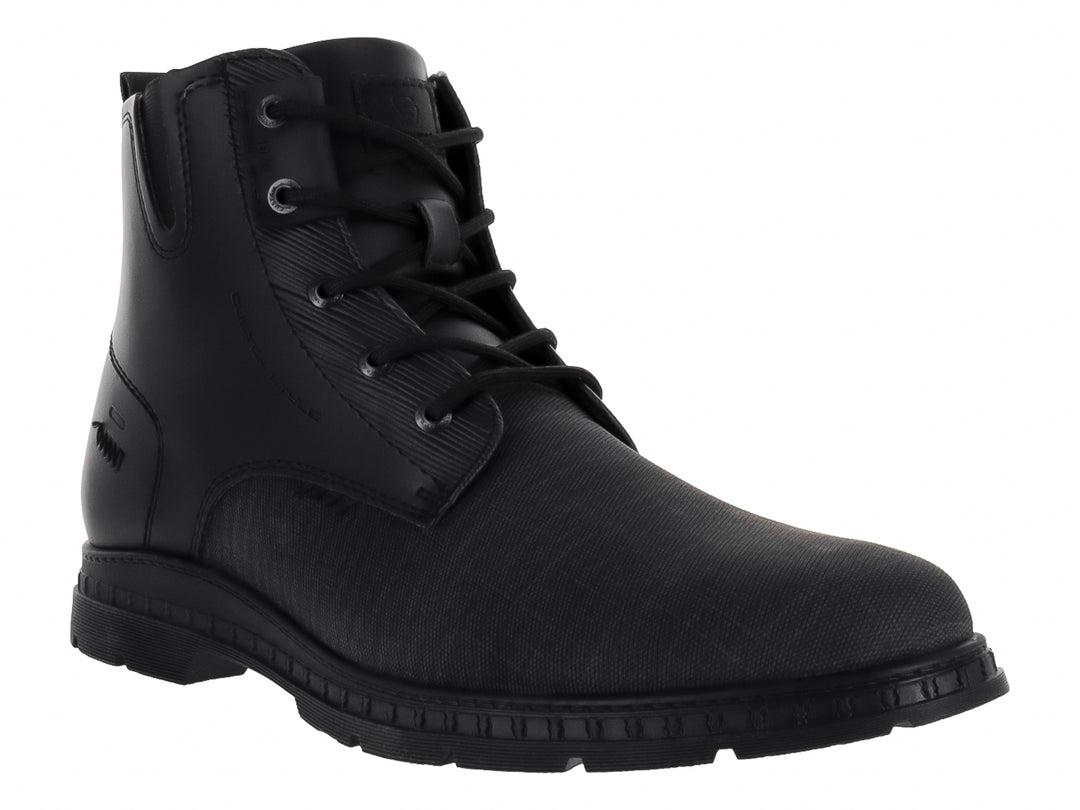 Bota casual para hombre en color negro con detalles de tela y suela resistente.