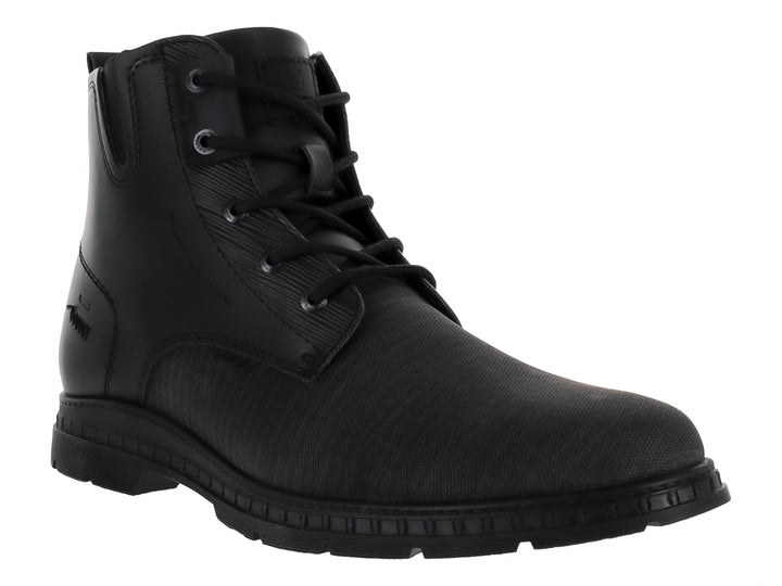 Bota casual para hombre en color negro con detalles de tela y suela resistente.