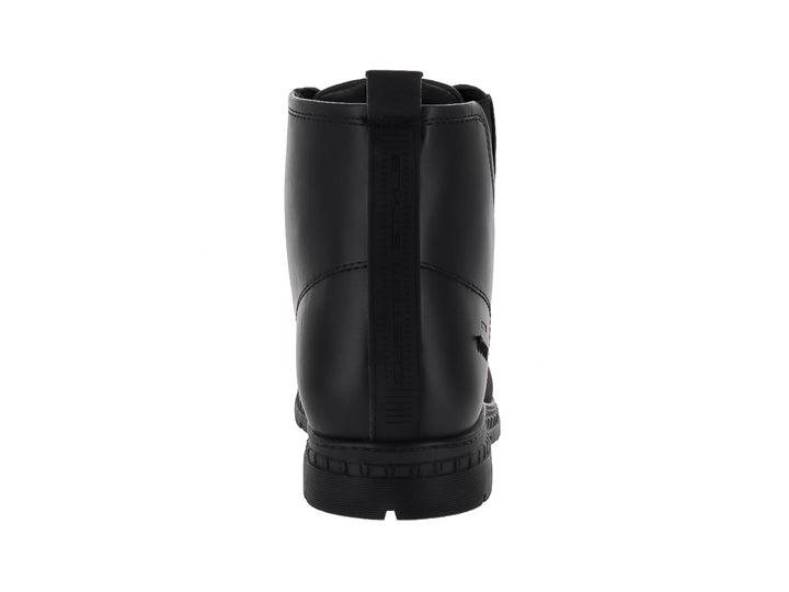 Bota casual para hombre en color negro con detalles de tela y suela resistente.