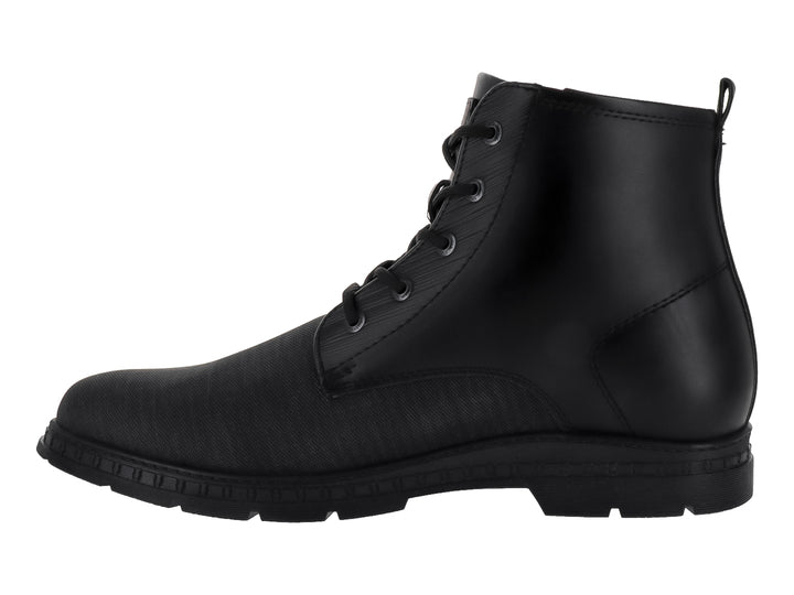 Bota casual para hombre en color negro con detalles de tela y suela resistente.