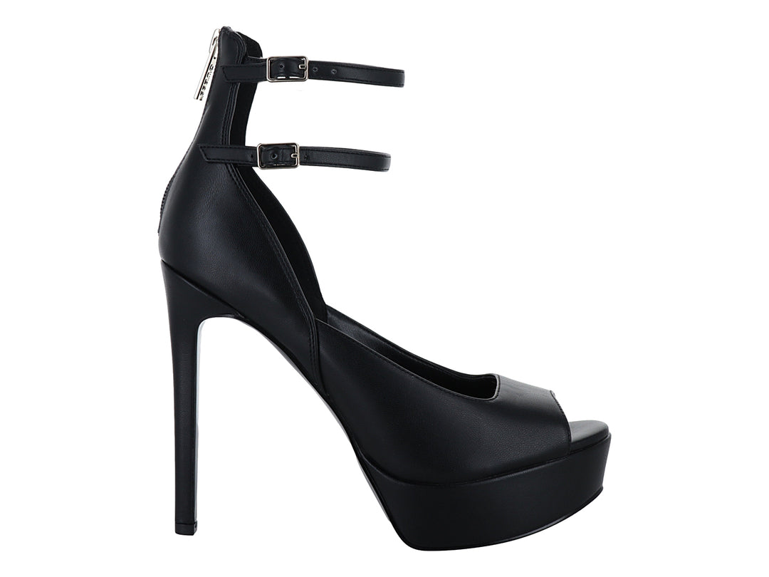 Sandalia negra de tacón alto y plataforma con correas ajustables al tobillo de la marca GUESS.