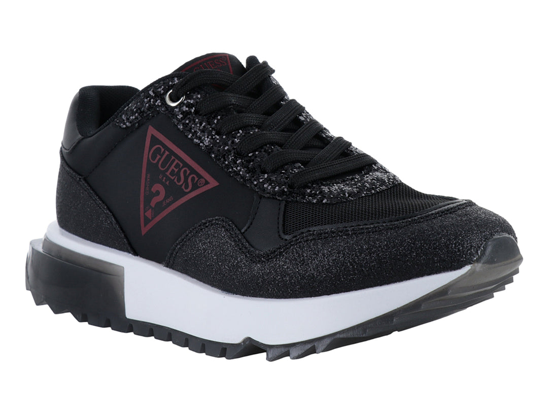 Tenis negros Guess con acabado brillante y suela blanca.