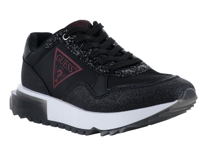 Tenis negros Guess con acabado brillante y suela blanca.