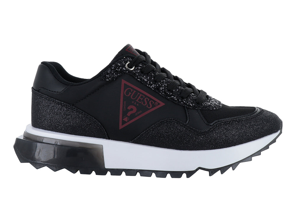 Tenis negros Guess con acabado brillante y suela blanca.