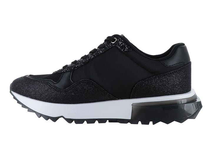 Tenis negros Guess con acabado brillante y suela blanca.