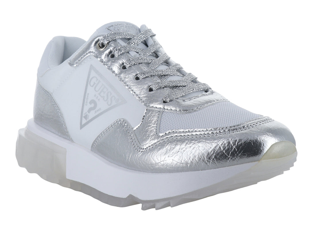 Tenis Guess color plata y blanco con acabado metálico y suela gruesa.
