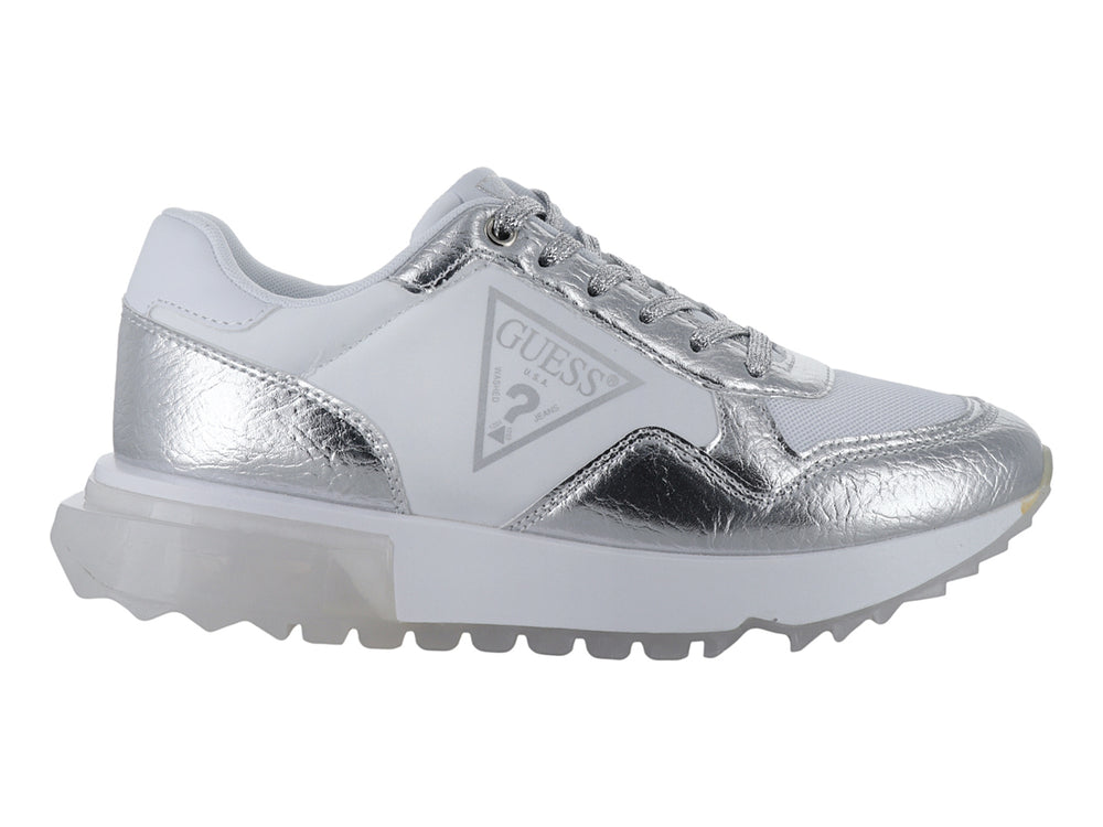 Tenis Guess color plata y blanco con acabado metálico y suela gruesa.