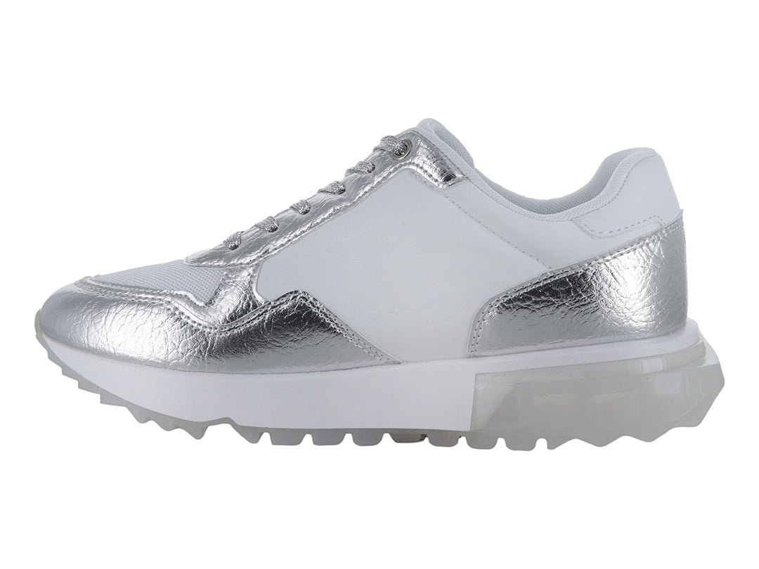 Tenis Guess color plata y blanco con acabado metálico y suela gruesa.