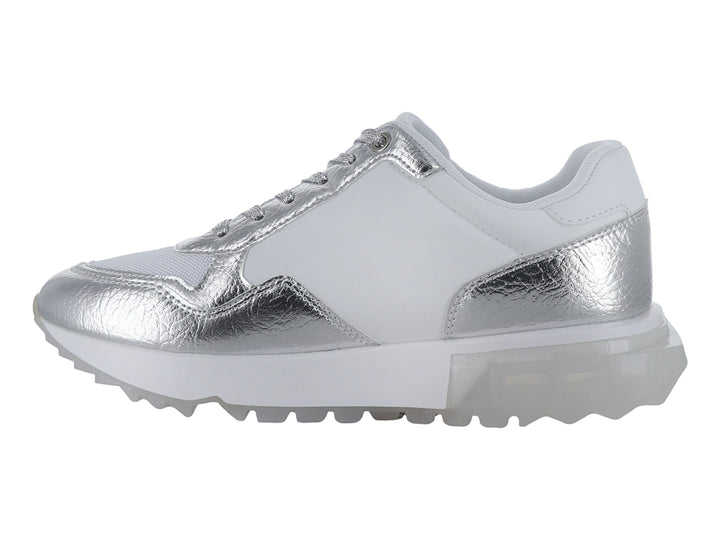 Tenis Guess color plata y blanco con acabado metálico y suela gruesa.
