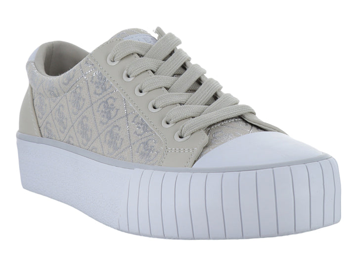 Tenis Guess color beige con suela de plataforma blanca y detalles plateados.