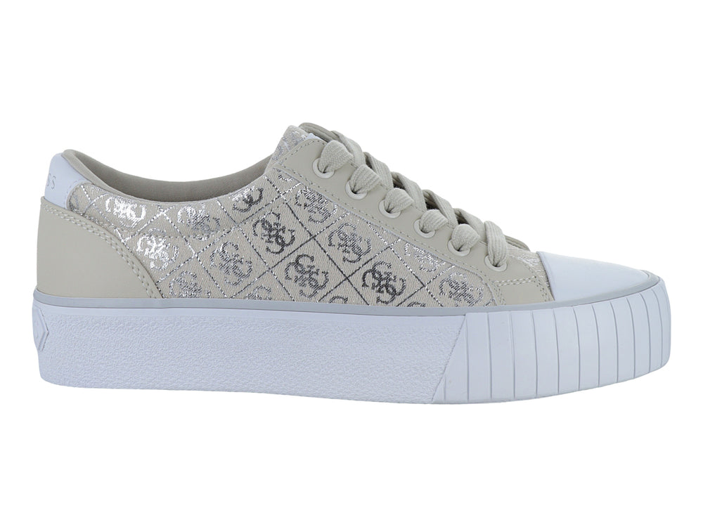 Tenis Guess color beige con suela de plataforma blanca y detalles plateados.