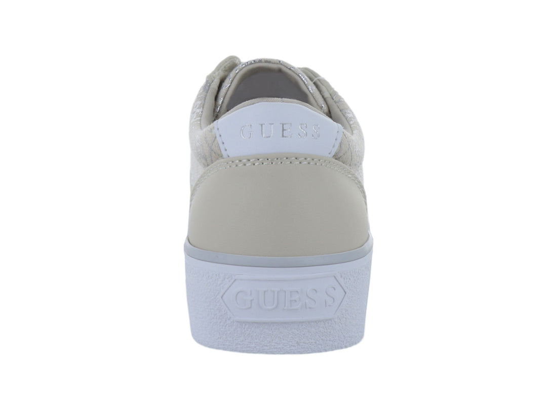 Tenis Guess color beige con suela de plataforma blanca y detalles plateados.
