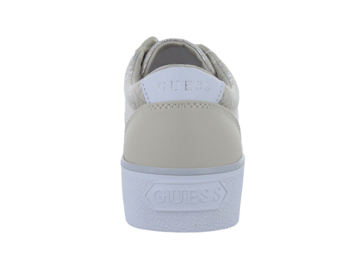 Tenis Guess color beige con suela de plataforma blanca y detalles plateados.