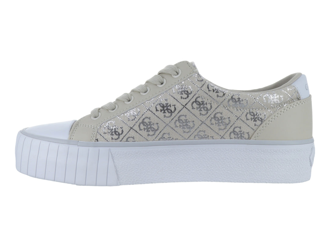 Tenis Guess color beige con suela de plataforma blanca y detalles plateados.