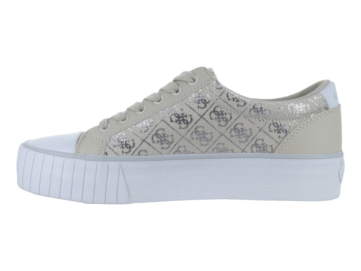 Tenis Guess color beige con suela de plataforma blanca y detalles plateados.