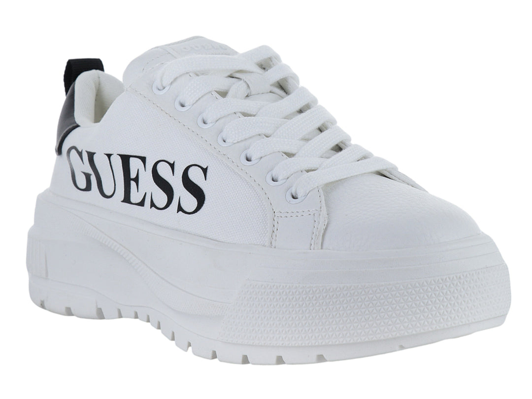Tenis blancos de plataforma marca GUESS con suela gruesa y cordones blancos.